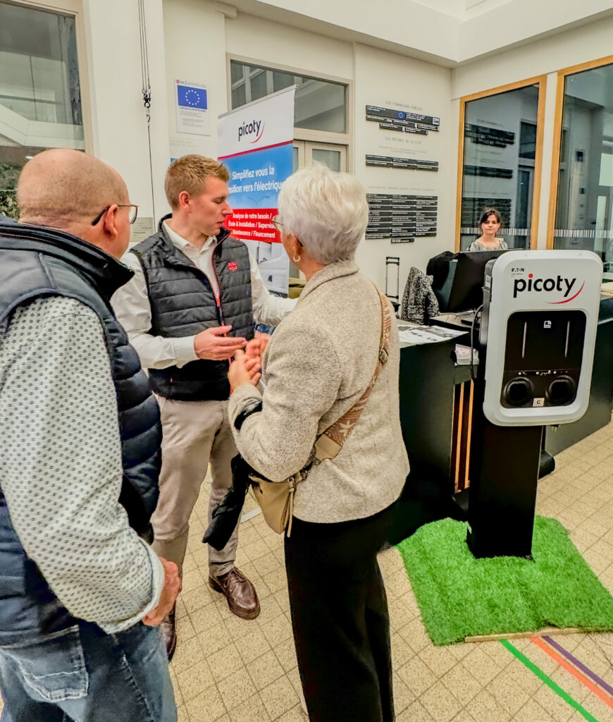 Temps d'échange entre professionnels et socioprofessionels autour de bornes électriques